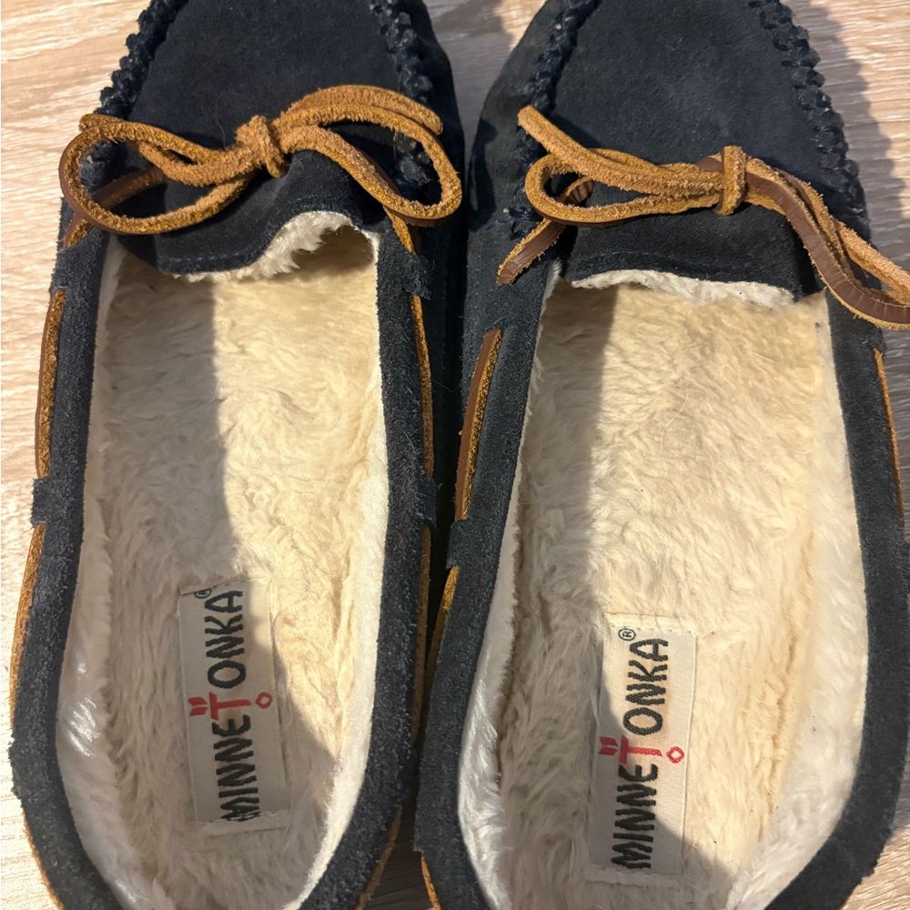 Minnetonka Women’s Navy Suede Bow Moccasin Slippers